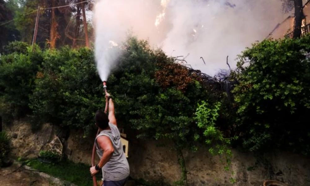 Φωτιά στην Εύβοια: Συγκλονίζει 19χρονος - «Πώς να ζήσουμε εδώ; Θα είμαι 60 χρόνων όταν ξαναπρασινίσουν όλα»